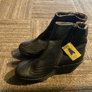 Yeni boots size 8 new with tags